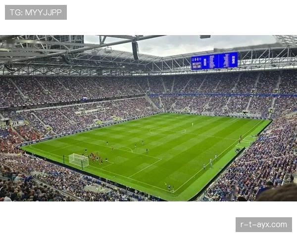 埃弗顿队新赛季首战表现稳健，展现强劲斗志与竞争力。