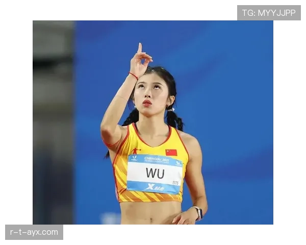 吴艳妮赛前喝冰美式像在拍时尚大片