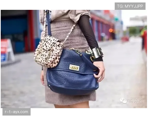 汪周雨私下穿拖鞋出门，拎的包能买两个月菜，笑趴我了